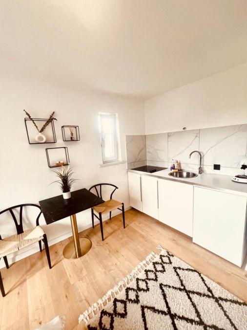 Ferienwohnung An Der Uniklinik Mit Eigener Kueche Und Renoviertem Badezimmer Homburg  Exterior photo