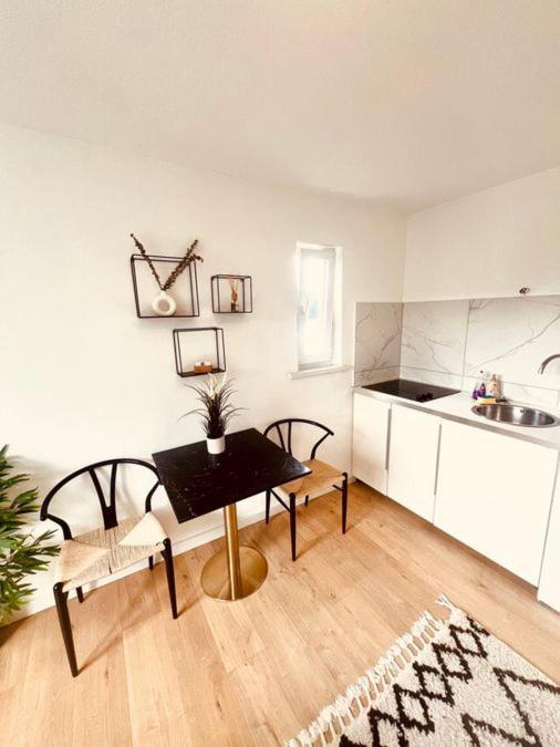 Ferienwohnung An Der Uniklinik Mit Eigener Kueche Und Renoviertem Badezimmer Homburg  Exterior photo